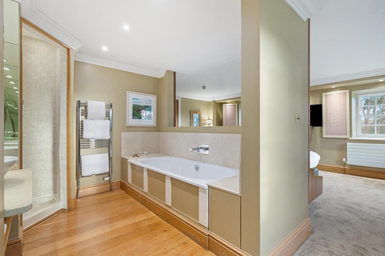 Slebech Park Estate Bed & Breakfast Wiston  Bagian luar foto A bathroom in a suite at the hotel