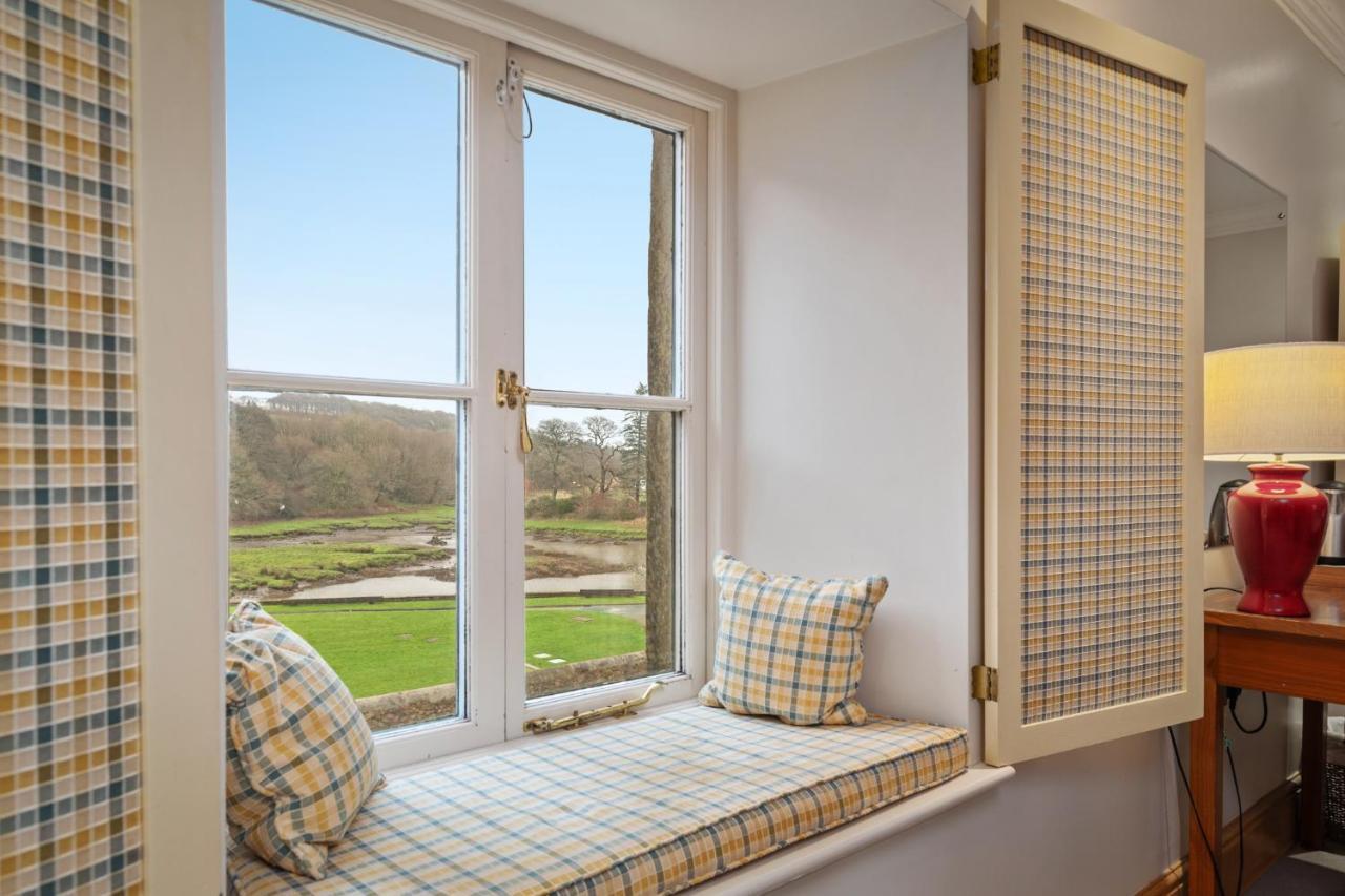 Slebech Park Estate Bed & Breakfast Wiston  Bagian luar foto A window seat