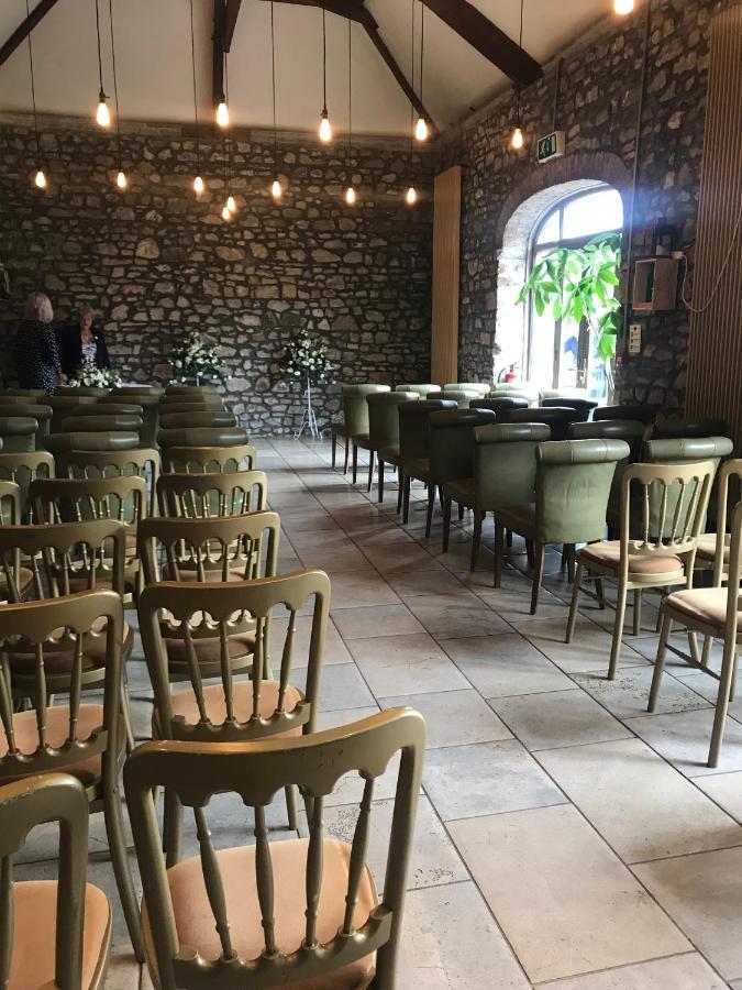 Slebech Park Estate Bed & Breakfast Wiston  Bagian luar foto The interior of the restaurant