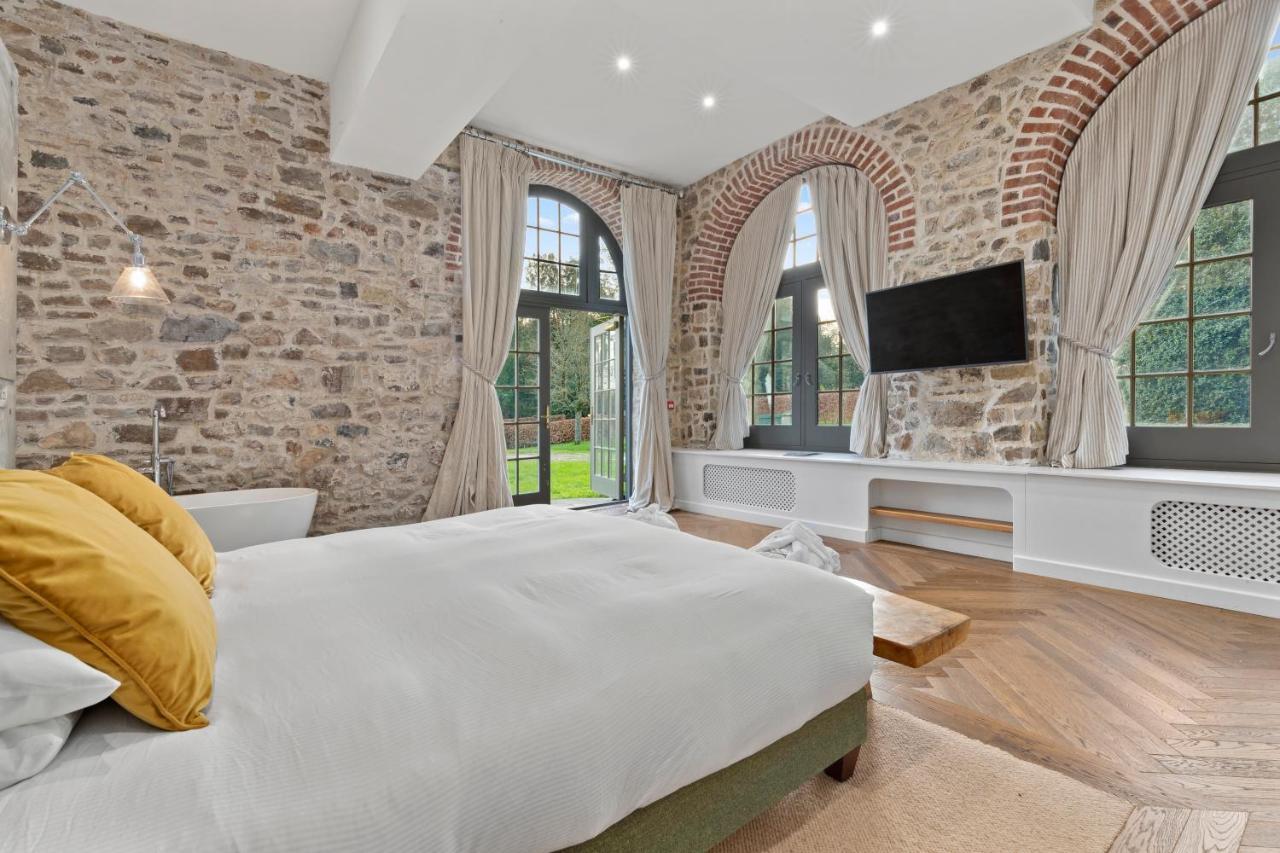 Slebech Park Estate Bed & Breakfast Wiston  Bagian luar foto The bedroom of the former stable
