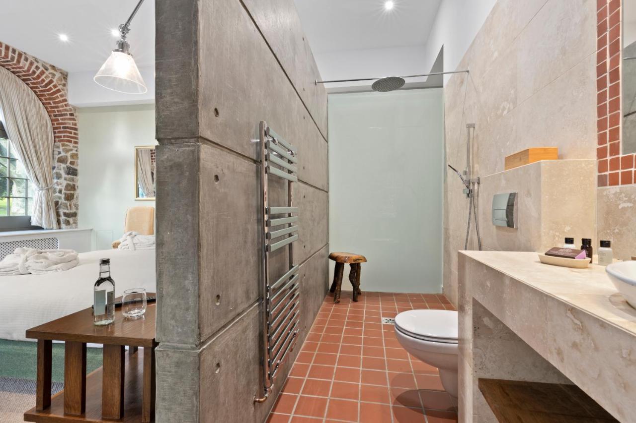 Slebech Park Estate Bed & Breakfast Wiston  Bagian luar foto Bathroom