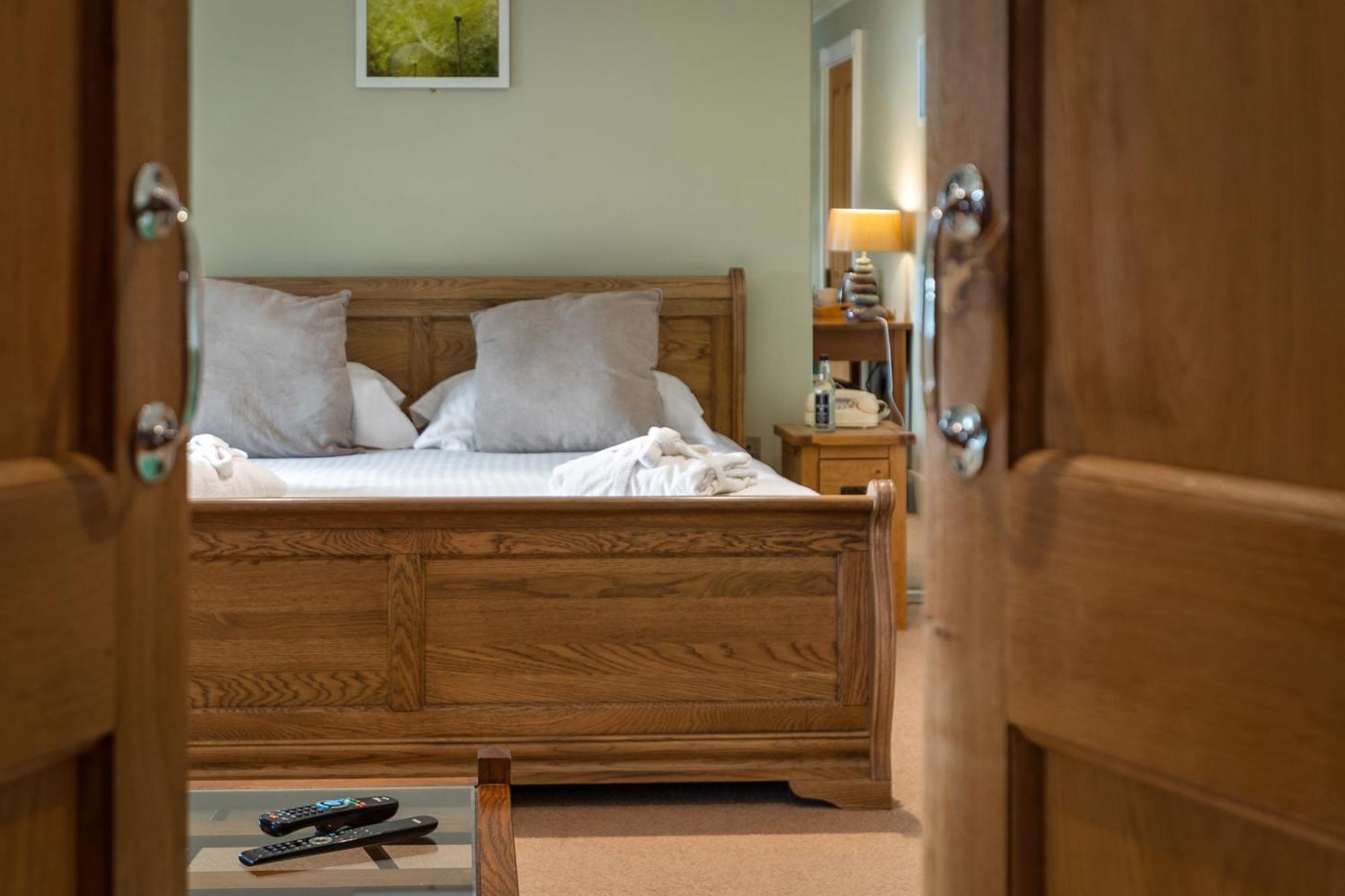 Slebech Park Estate Bed & Breakfast Wiston  Bagian luar foto A bedroom at the hotel