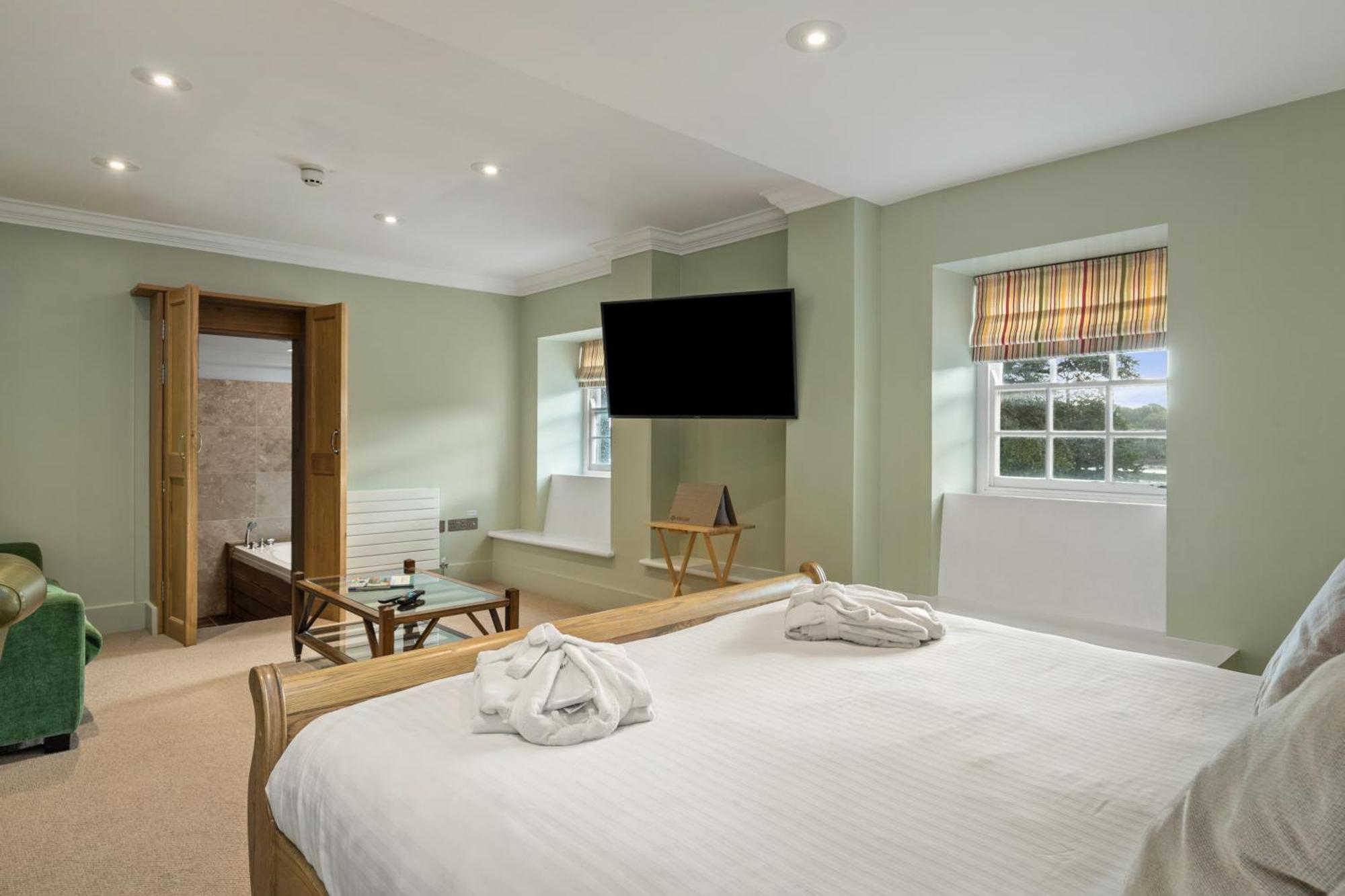 Slebech Park Estate Bed & Breakfast Wiston  Bagian luar foto A room at the hotel