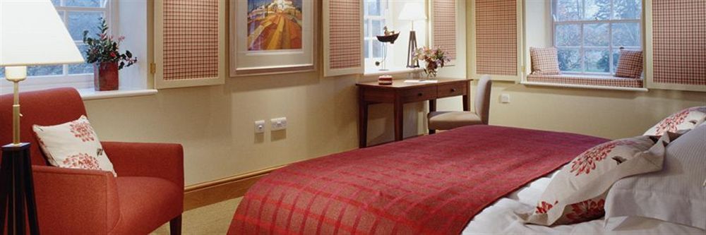 Slebech Park Estate Bed & Breakfast Wiston  Bagian luar foto A bedroom at the hotel