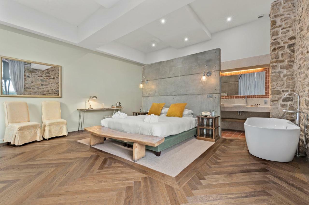 Slebech Park Estate Bed & Breakfast Wiston  Bagian luar foto The bedroom of the suite